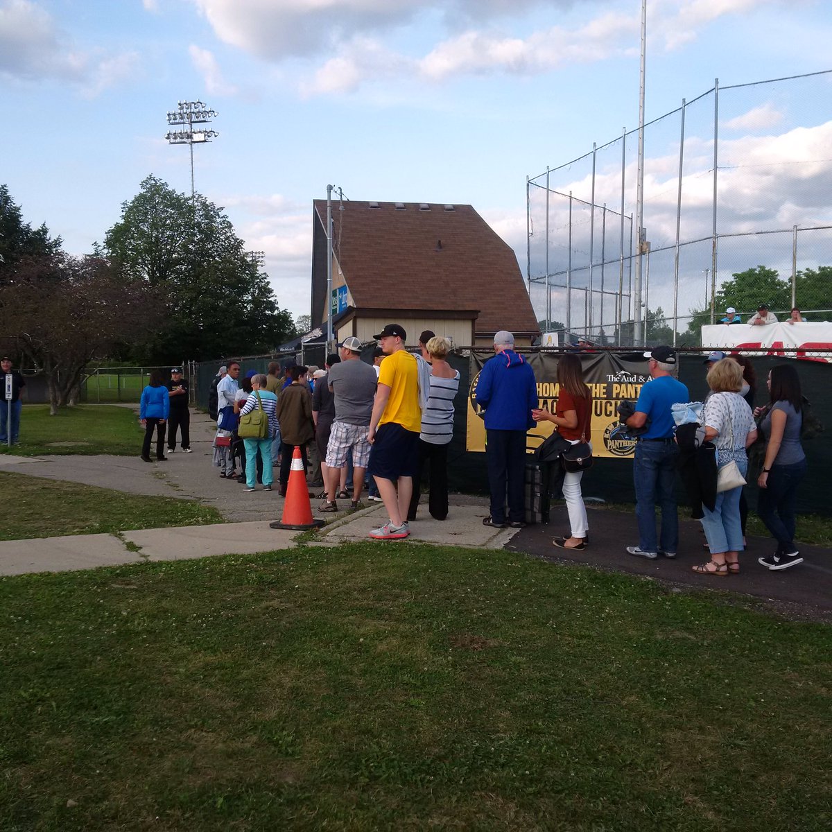 cbl_panthers's tweet image. Lineup for largest crowd of 2017 outside #JackCouch @CityKitchener tonight vs @IBLBaycats @IBL1919 Over 1200! Thank you fans!