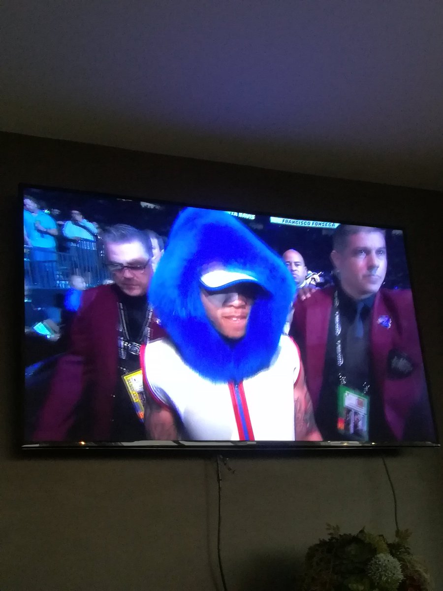 VivetteHauser's tweet photo. I can't believe the fashion #MayweathervMcgregor https://t.co/CbZZbXxwA7