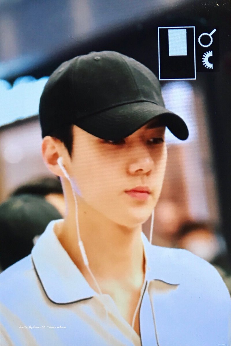 BUBBLETEAHOLIC's tweet photo. 170827 ตอนนี้เซฮุนและหนุ่มๆ #EXO กำลังเดินทางกลับจากญี่ปุ่นไปเกาหลี cr. Butterflyever12__ https://t.co/KxYm0PTY2c