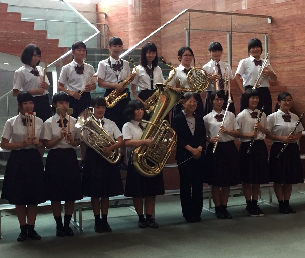 レインボーフェスタ 出演者決定 大阪府立松原高等学校吹奏楽部 みなさん こんにちは 私たちは大阪府立松原高校吹奏楽部です 毎年レインボーフェスタ をとても楽しみにしてます ちなみに部員全員レインボーの傘を持ってるんです 今日は私