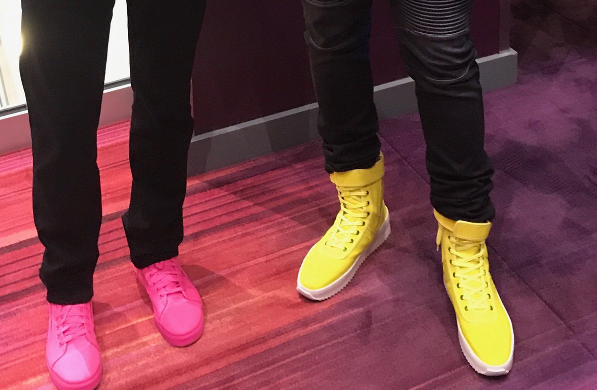 JohnLegere's tweet photo. Look who I bumped into at the #MayweatherMcgregor fight! Two fights of the century happen on one day. 😂 https://t.co/8wyN9e2xq0
