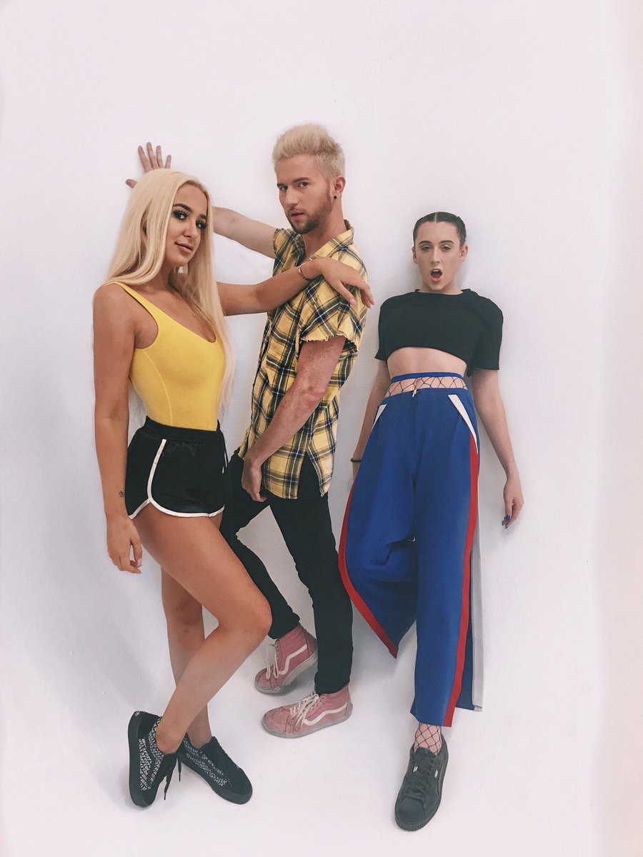 tanamongeau's tweet photo. o2l is pissed. https://t.co/f1imaDzDVO