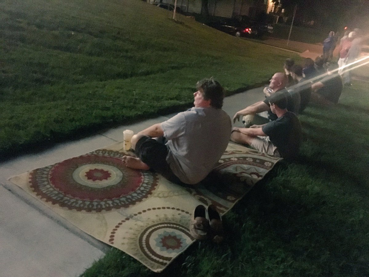 KCMattyD's tweet image. Some smart people skip the line and do the sidewalk for #MayweathervMcgregor outside @BWWings in Lawrence Kansas.