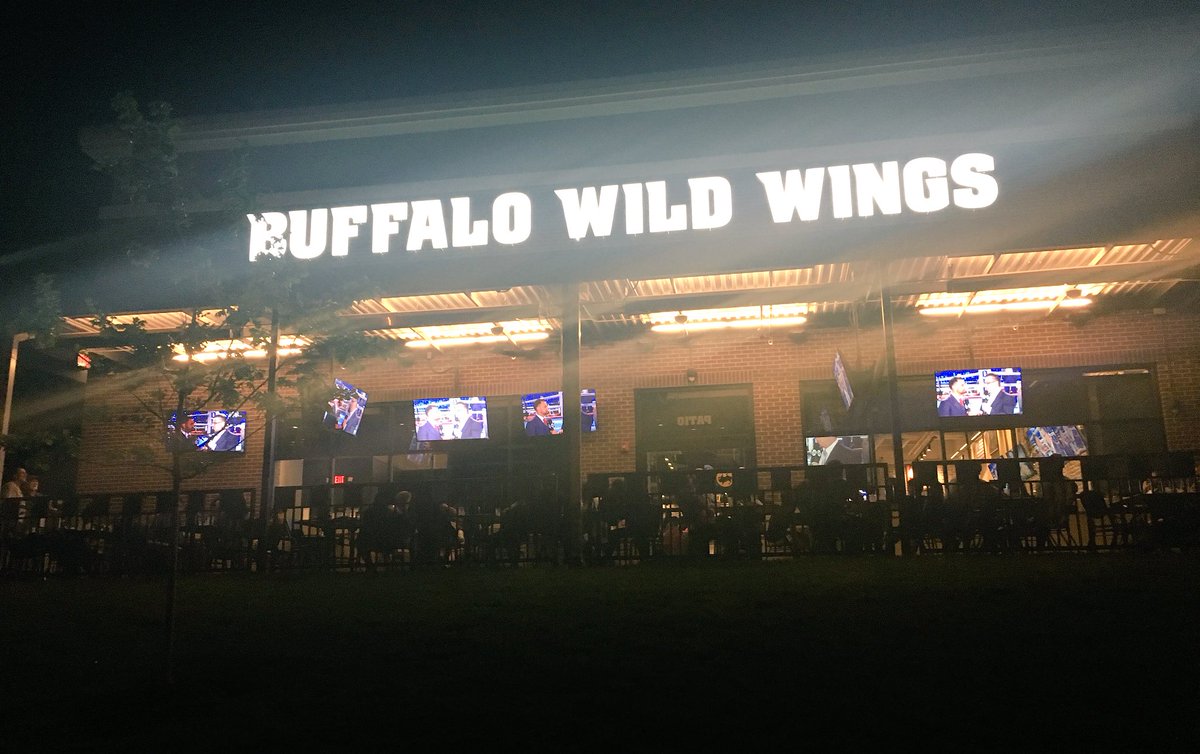 KCMattyD's tweet image. Some smart people skip the line and do the sidewalk for #MayweathervMcgregor outside @BWWings in Lawrence Kansas.