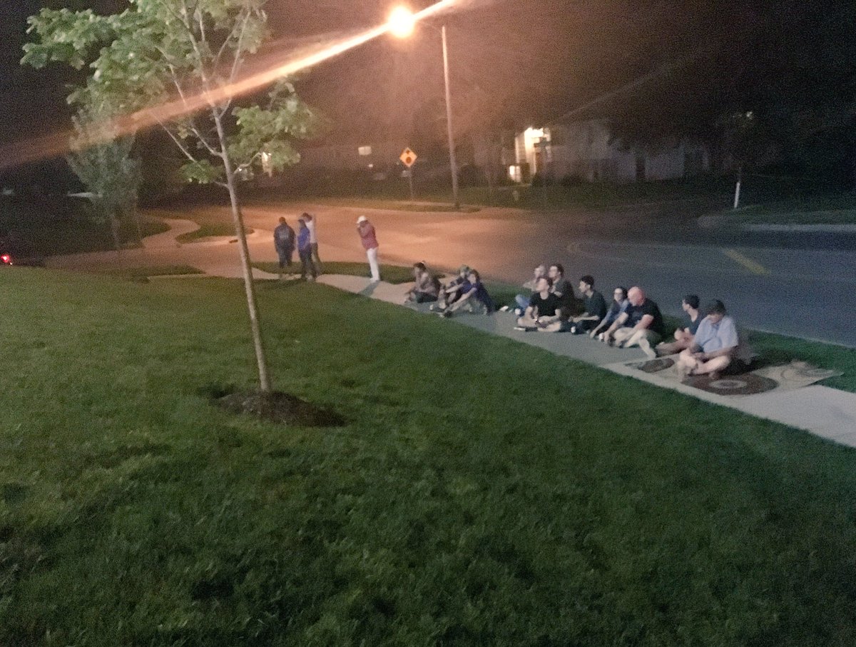 KCMattyD's tweet image. Some smart people skip the line and do the sidewalk for #MayweathervMcgregor outside @BWWings in Lawrence Kansas.