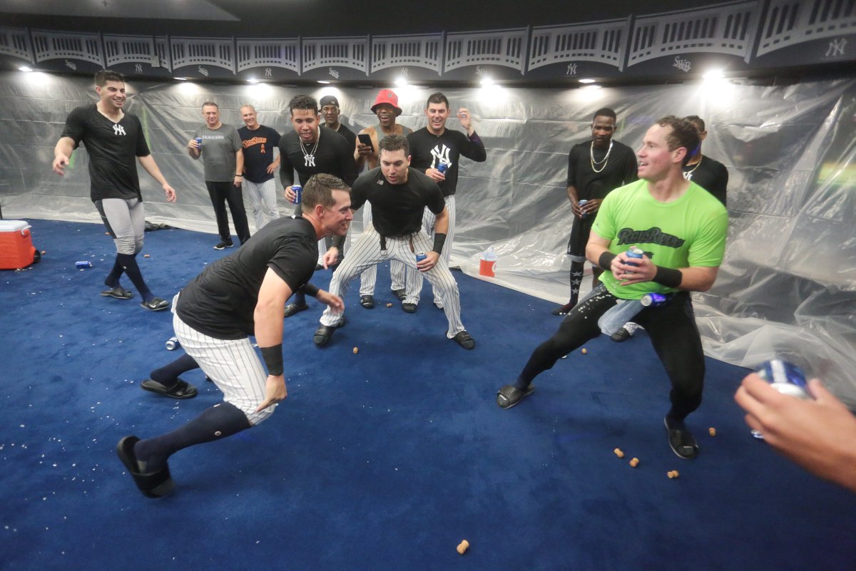 ConorFoleyYES's tweet photo. Mark Payton rushes quarterback Billy McKinney in some celebratory football.

(Photo by Jake Danna Stevens / @photostt) https://t.co/xz8sdEgCCn