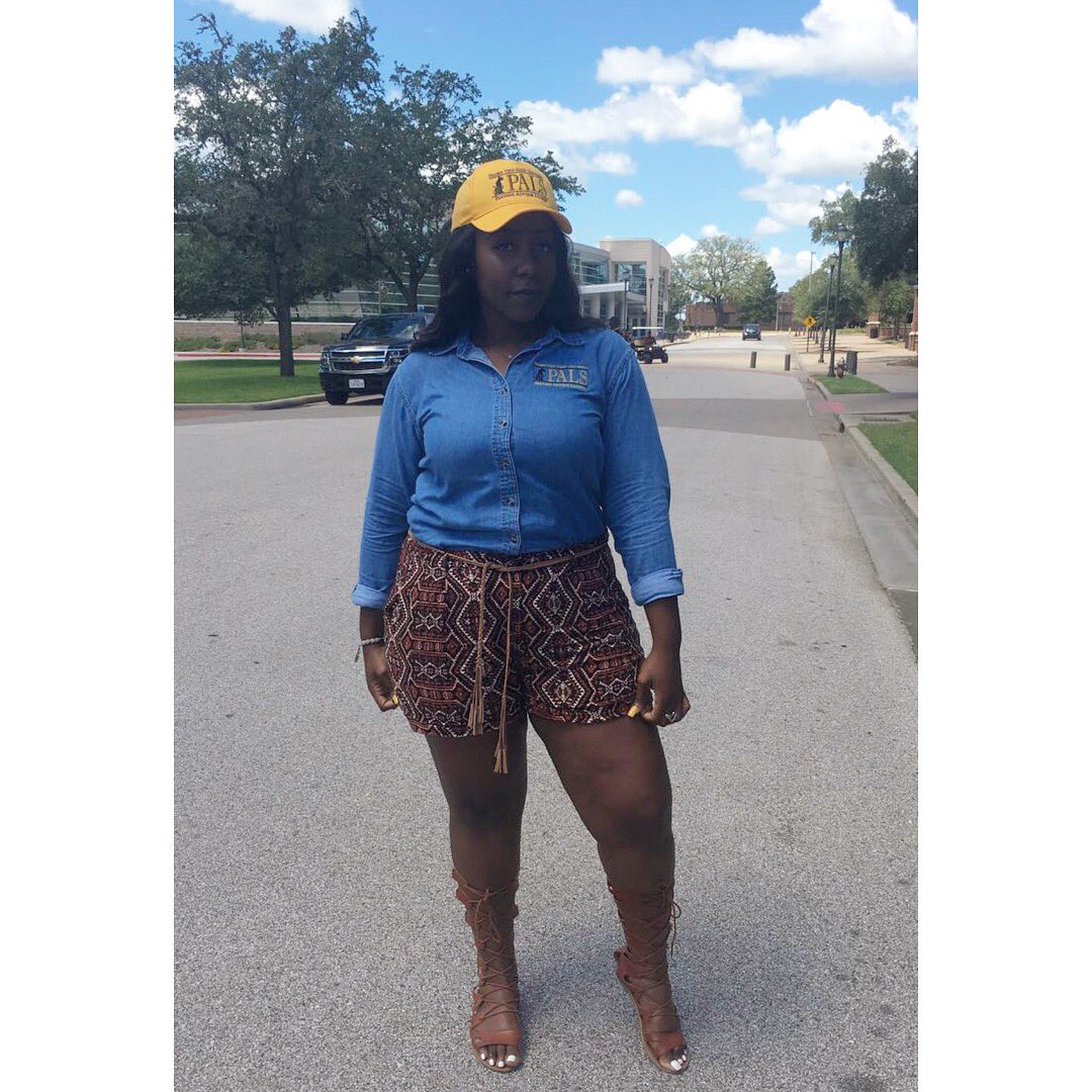 Sunraays_'s tweet photo. I think I do this yellow hat justice #mentorSZN #building45 #protectthecrown https://t.co/mMg78bpj4I