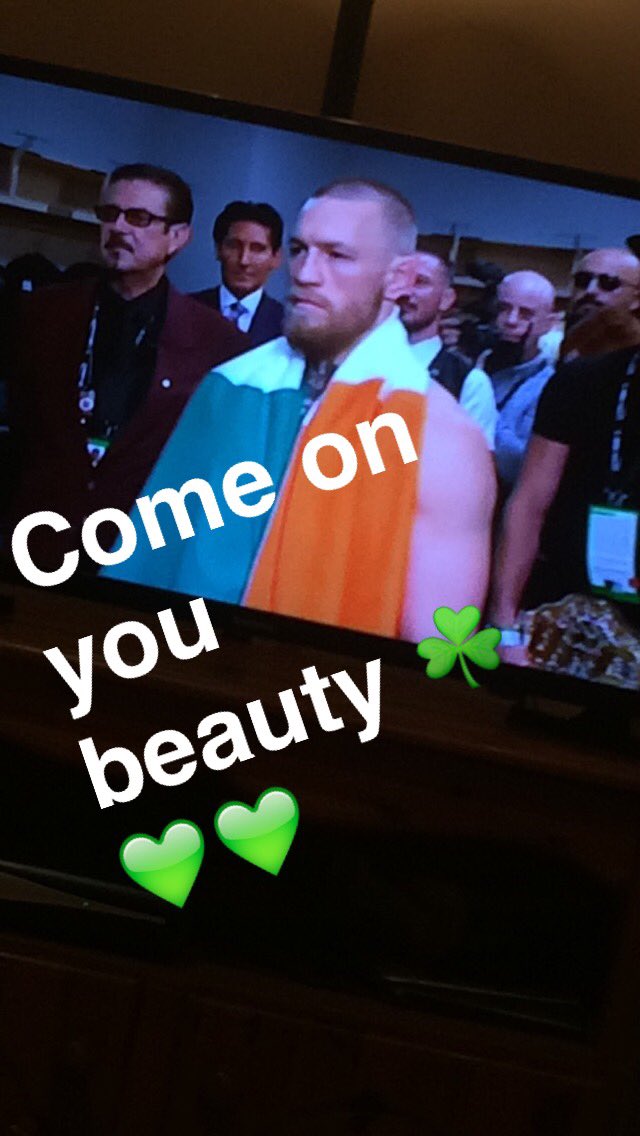 H19Rachel's tweet photo. Let's do this !! Doing us Irish proud once again💪🏼💚💚 @TheNotoriousMMA  #MayweathervMcgregor #McGregor #irish https://t.co/YreWCPWjGG