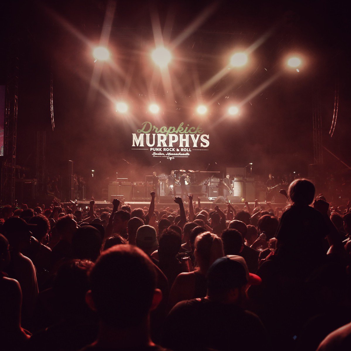 itsnotdeadfest_'s tweet photo. 💀 PUNK’S NOT DEAD :: @DropkickMurphys &amp; @Rancid closed the show w/epic sets | 📸 @Sedition1216 | #itsnotdeadfest #rancid #dropickmurphys https://t.co/nV0Ck7L68A