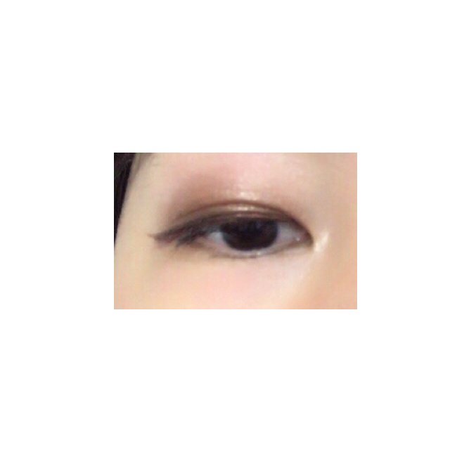 Mari 今日のアイメイク まぶたがカサカサになってるので 指でぬれるchanelのオンブルプルミエールクレーム806 アギャペでライン