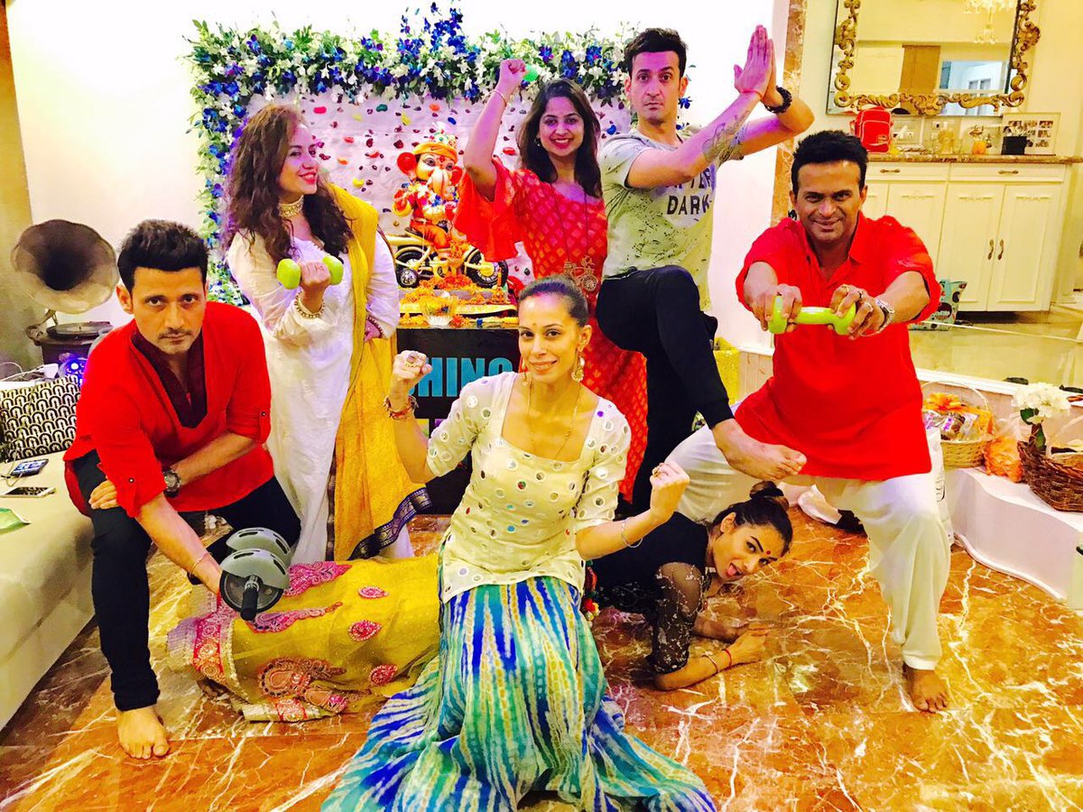 MeetBrosHarmeet's tweet photo. Strike a pose for Gannus fitness mantra. 🙈
With friends like family! 😍#GaneshChaturthi #2017 #Ganesha
#nehakanan #sunainasingh https://t.co/KtjhM3Xwqf