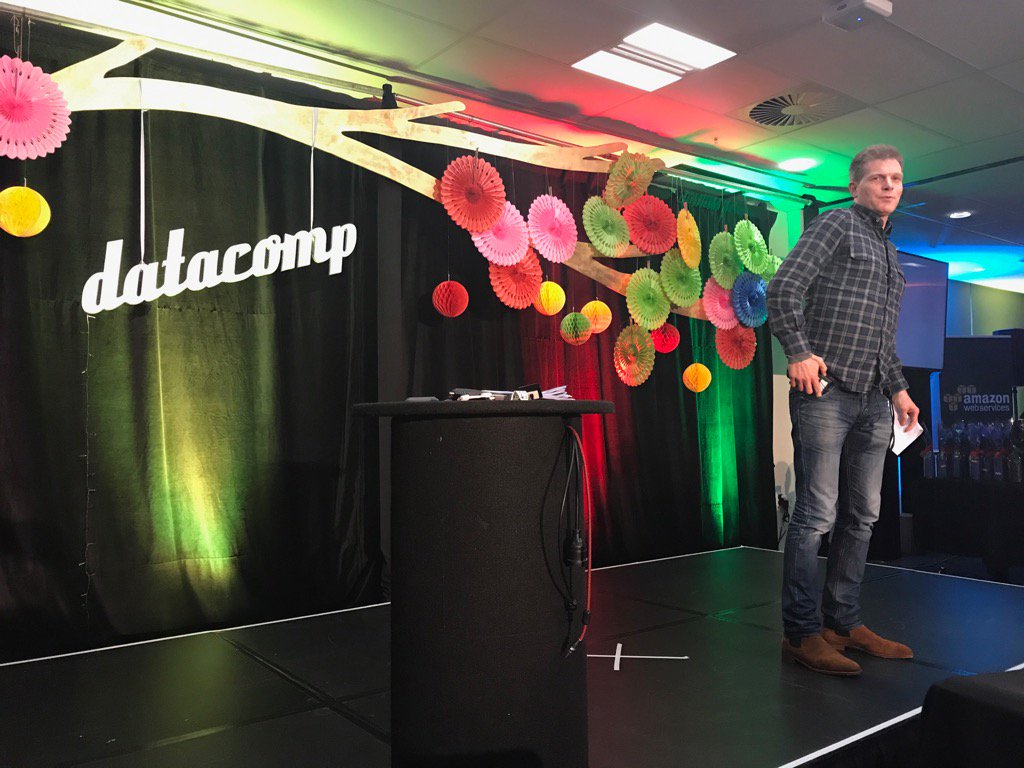 geekdan's tweet photo. Datacom ANZ CEO Greg Davidson announcing the #Datacomp2017 winners! https://t.co/13CxNWEGVw