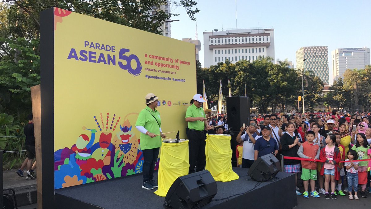 Kemlu_RI's tweet photo. #ParadeASEAN50: Menampilkan ASEAN yang Beragam Namun Satu https://t.co/v1rOYFoqx6 #ASEAN50 https://t.co/8siqduGj7Q