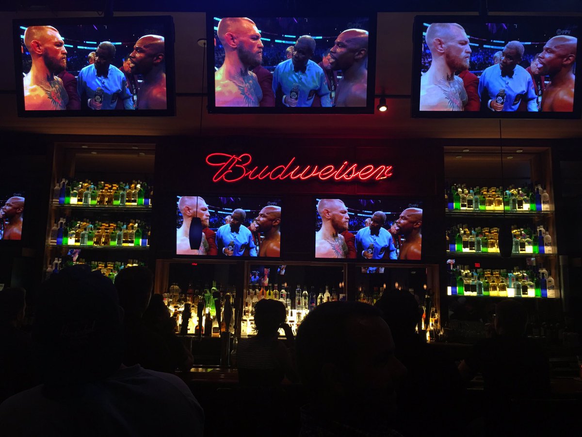 Oh #boxing u managed to look worse than ever w 1 refs garbage move! #MayweatherVsMcGregor <a href="/TheNotoriousMMA/">Conor McGregor</a> thx for what u did for <a href="/ufc/">UFC</a> #mma