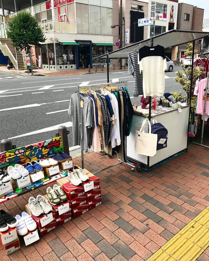 there2tk's tweet photo. 本日8/27(日)、高崎の高島屋裏の通りにて「ハナハナ市」スタートしました^ ^
元ThereThereがあった通りです。
12:00〜17:00位でオープン予定です！

アクセサリー、夏物洋服、スニーカーなどをメインに出品して… https://t.co/E8xjB7Ifuy https://t.co/z1rjDC6I9H