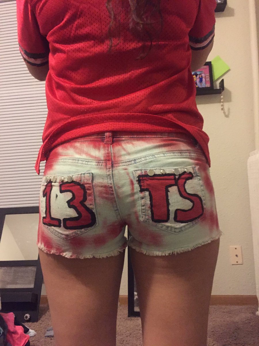 Carolinaa13x's tweet photo. @longliveswift22 OMFGGG CLEANING MY OLD CLOTHES AND PLEASE TAKE ME BADK TO #REDERA #RED DESERVED A GRAMMY #RepitationERA #READY https://t.co/qldNpZnOAx