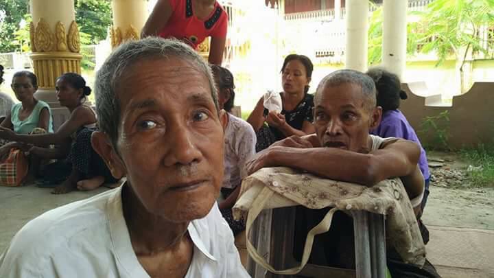 phyowaikhin82's tweet photo. Rakhine,Hindu villagers taking refuge in lschools in Maung Daw after brutal attacks by  extremist militants 24.8.17. https://t.co/uQKAKU5kZd