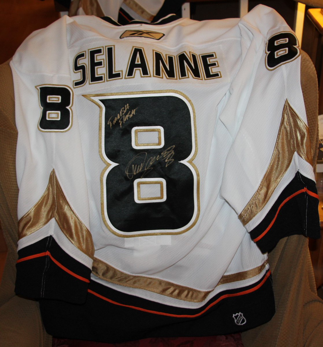 patrioit_david's tweet photo. Mission accomplished: Got these 3 jerseys signed (2 #NHLDucks Stanley Cup Final & 1 Fedorin Cup) #TeemuSelanne #RyanGetzlaf #BryanAllen https://t.co/2Cdcr0vi5k