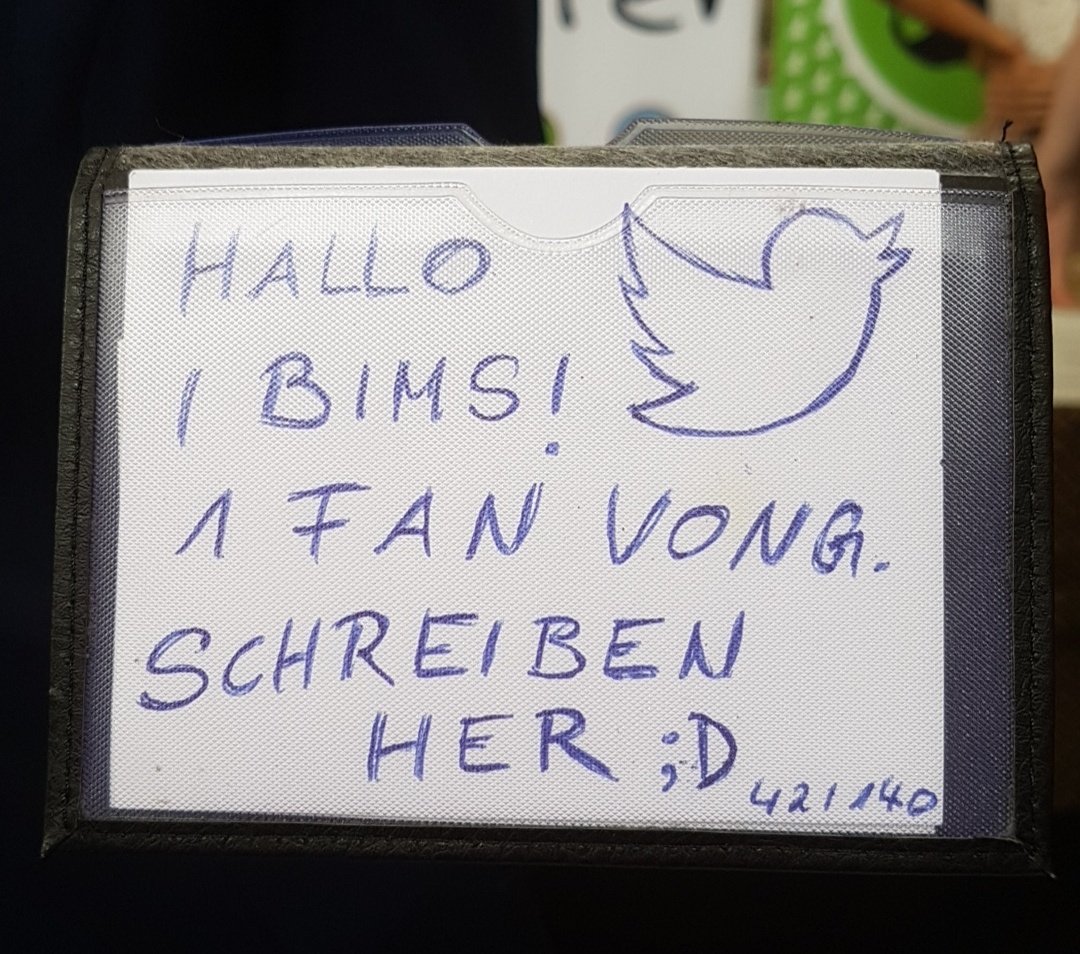 Doppelmond's tweet photo. Die @Wanderkraehe kam gerade an meinen Verkaufstisch. Vong Besuch her. lol. #Fark #ReadingHall https://t.co/o5thGCiQ9y