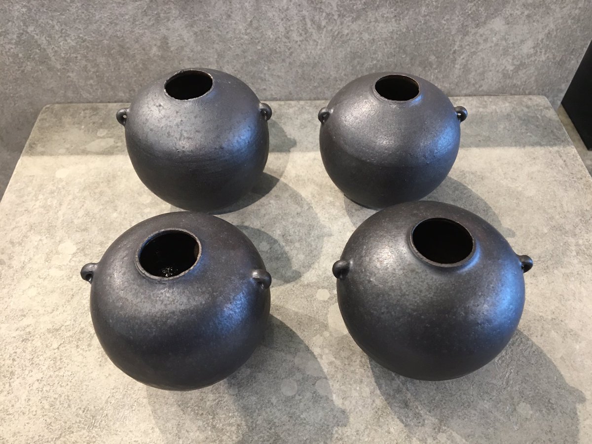 chelacheknits's tweet photo. Great to see my fave local ceramicist @mizuyoyamashita 's work in the #Giacometti exhibition shop @Tate #tatemodern #prettypots https://t.co/P81GxL5cTa