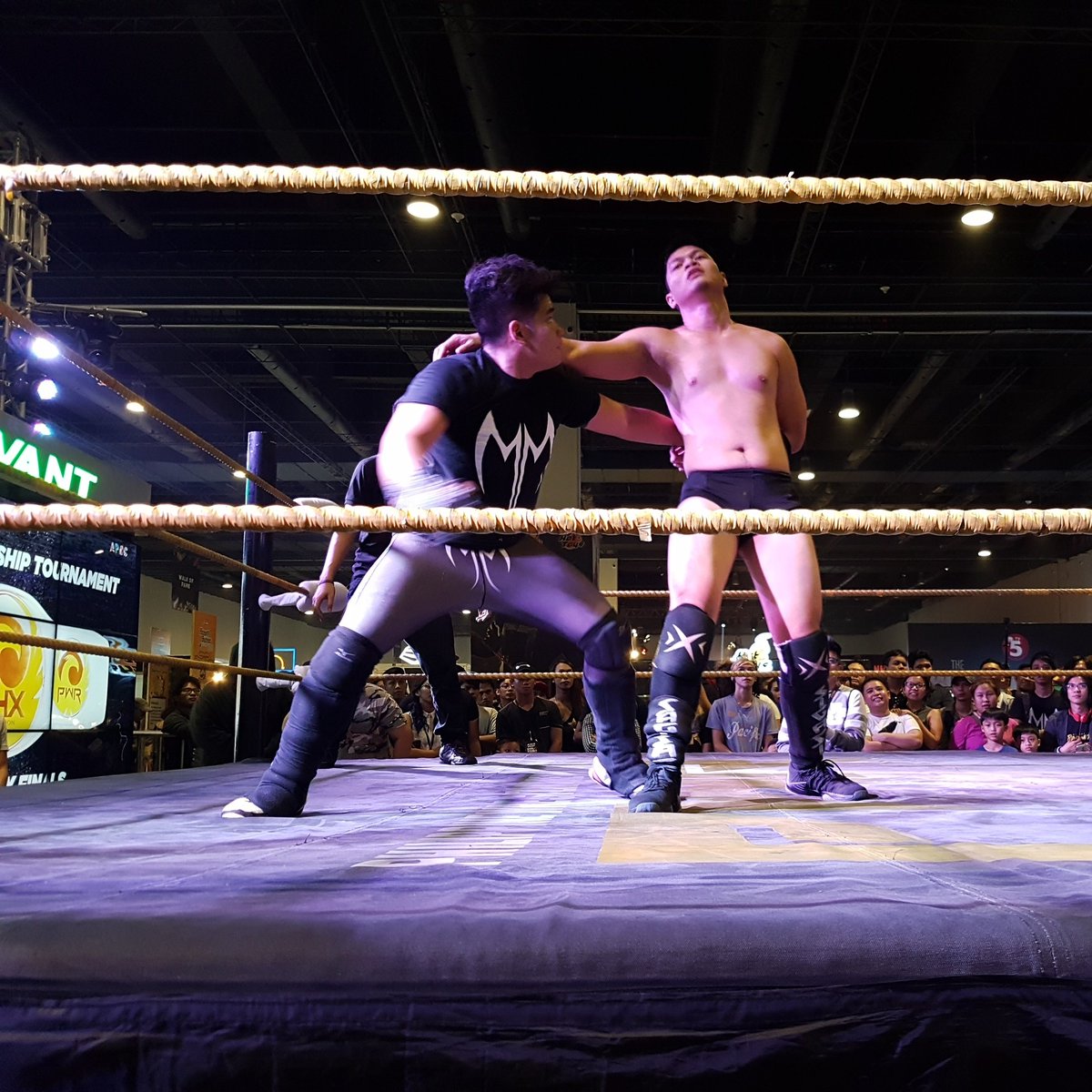 pwrofficial's tweet photo. Mike Madrigal delivers a clubbing clothesline on Dax!!
@AsiaPOPComicon 
#APCCPH2017 #PWRxAPCC https://t.co/AAIi1kBTiG
