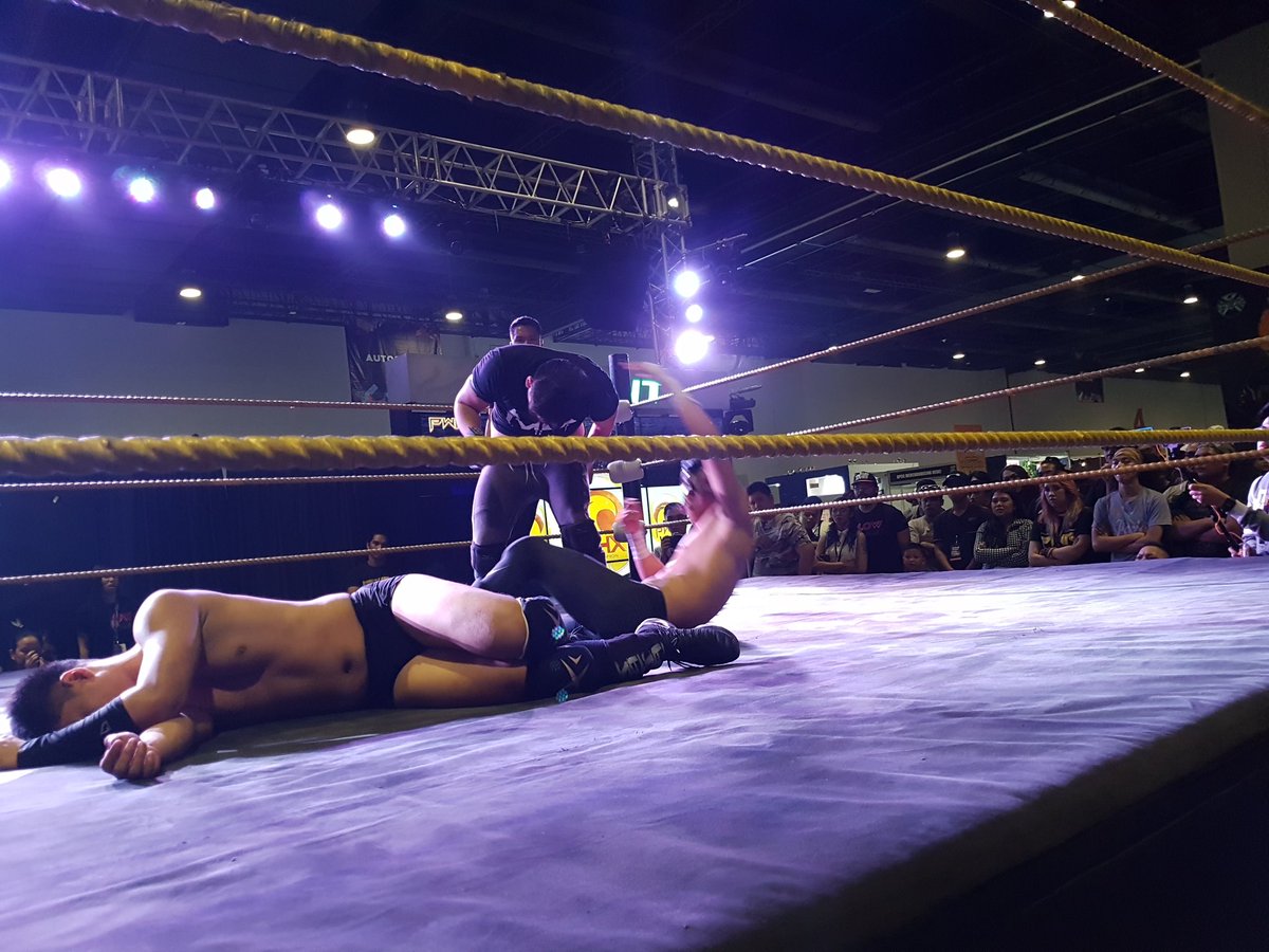 pwrofficial's tweet photo. Mike Madrigal hits the Go2Sleep and pins SANDATA! Madrigal WINS the match!!
@AsiaPOPComicon 
#APCCPH2017 #PWRxAPCC https://t.co/geBXvucNCV