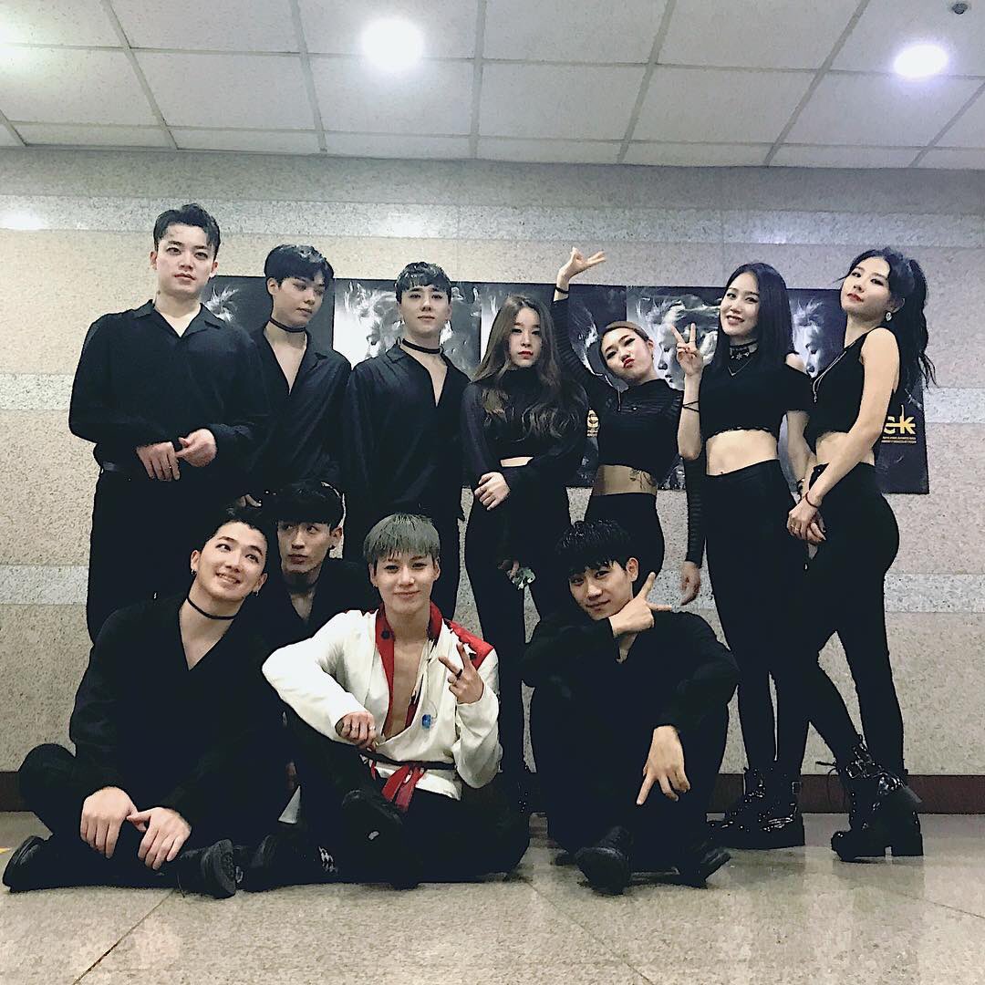 iheartshinee_'s tweet photo. When introducin dancers,
T:"(look at stage side)Come out~They r so cool ritet?"
SW:"YES!"
T:"Im jealous(both hand gesture for them to go bk) https://t.co/rVtUVgJvck