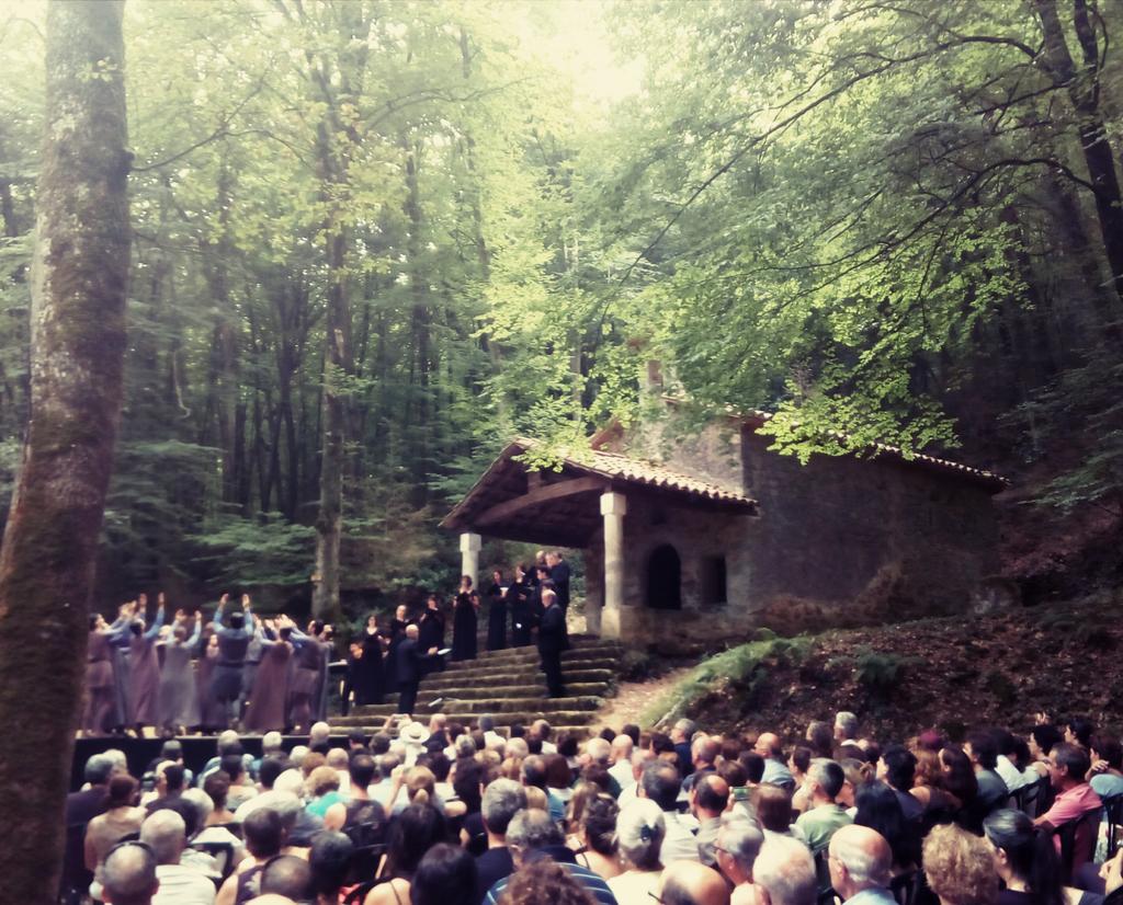 i el vermell tornà verd <a href="/CorCatedralBcn/">Cor Francesc Valls</a> <a href="/MagisterPetrus/">Magister Petrus</a> <a href="/esdansa/">Ésdansa</a>