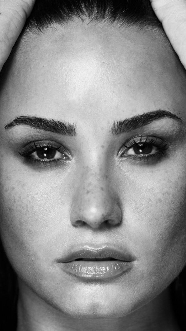 ddlovatoscreen's tweet photo. Lockscreens 1701 - 1702 #demilovatolockscreens #ddl #sorrynotsorrymusicvideo #lovatics #lockscreens https://t.co/LYom2alfxm