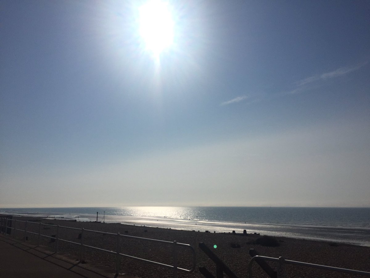 markjwestern's tweet photo. Morning! #BexhillOnSea #Seafront #OhIDoLikeToBeBesideTheSeaside #NoFilter #BeachWeekender #SundayMorning https://t.co/WKQYIn8GVy