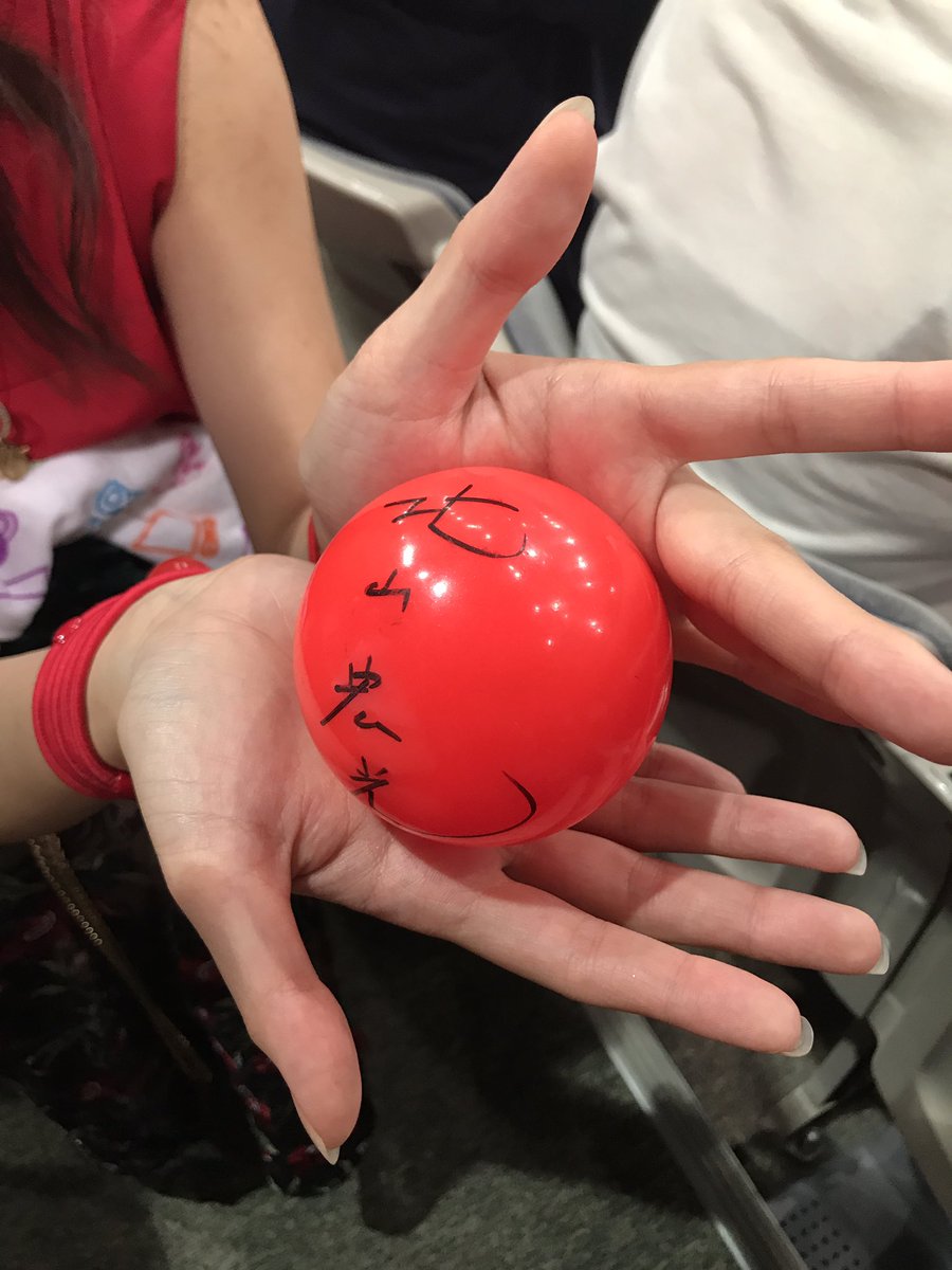 AzMt07200917's tweet photo. 隣りの隣りの方がみっくんのサインボールを！お写真撮らせて頂いた〜ヽ(；▽；)ノ https://t.co/G139nKgHjx