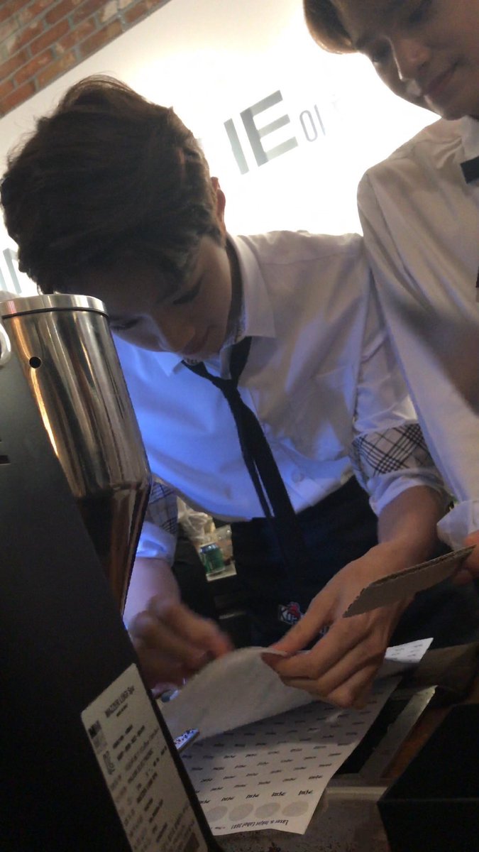 fxxnxxx's tweet photo. บาริสต้าหน้าตาแบบนี้ พี่ไปซื้อกาแฟจนหมดตัวแน่ๆค่ะ https://t.co/SXHOhk49N2