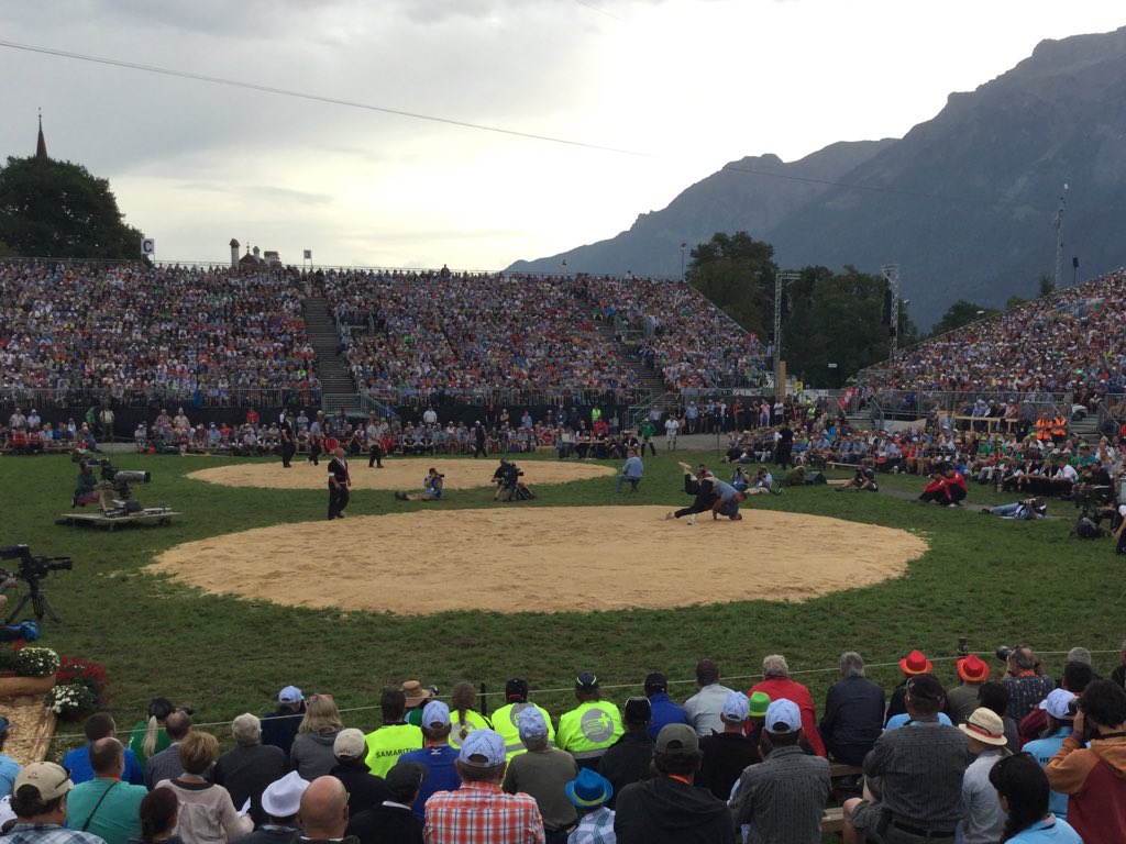 UrsulaZybach's tweet photo. Wenger Kilian gegen Wicki Joel endet gestellt - eindrücklich schöne Stimmung am #unspunnen #schwinget #interlaken #berneroberland https://t.co/qe21Rhoo0z