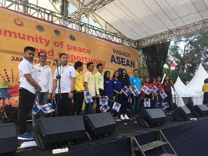LSPRCHOIR's tweet photo. LSPR Choir performed at @ASEAN 50th parade ! #ASEAN50 #asean50parade https://t.co/he9xYQhPsY