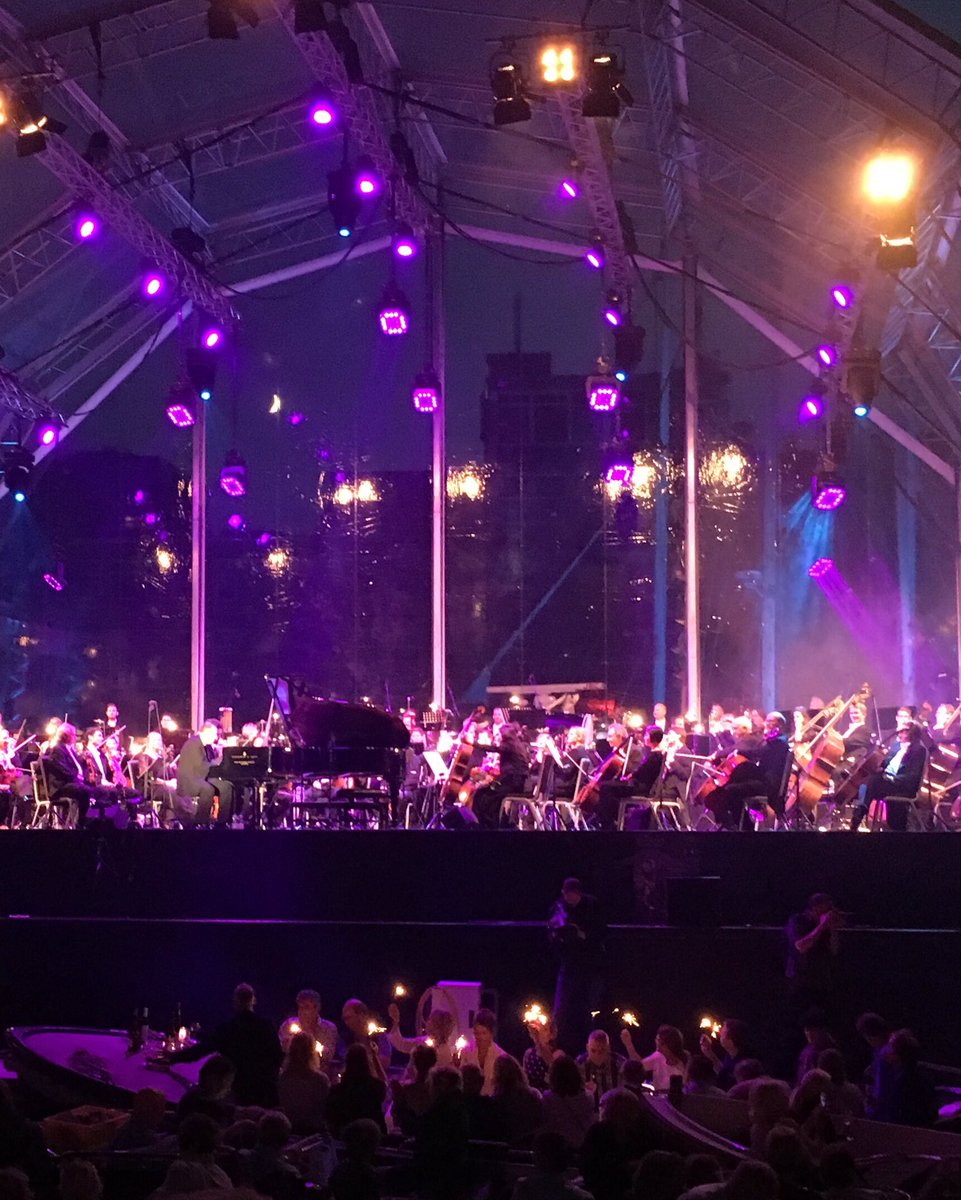 GeavanderSpek's tweet photo. Sponsoren maken mooi publiekscadeau #Veerhavenconcert @rotterdam mogelijk! Daarna heerlijk eten! #winwin Volgend jaar weer!! #makeithappen https://t.co/bqHs710WPR