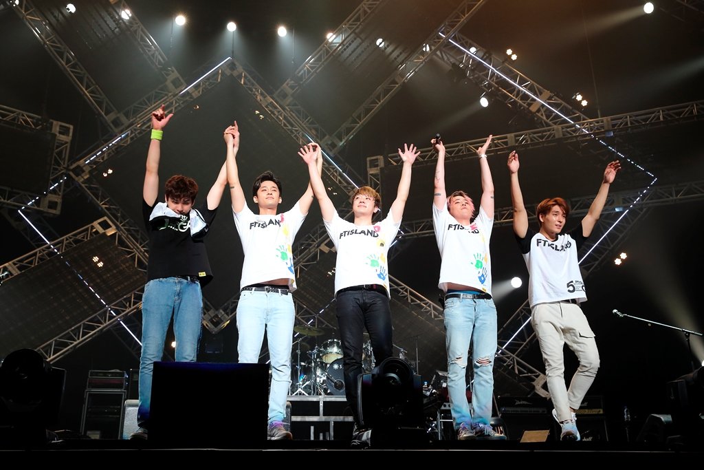 Hadaluzz12's tweet photo. #FTISLANDCOMEBACKTOMEXICO  los queremos tener en otro super #concert  aqui en #Mexico 우리가 다시 만날거라는 것을잊지마 https://t.co/hv9izbJf12