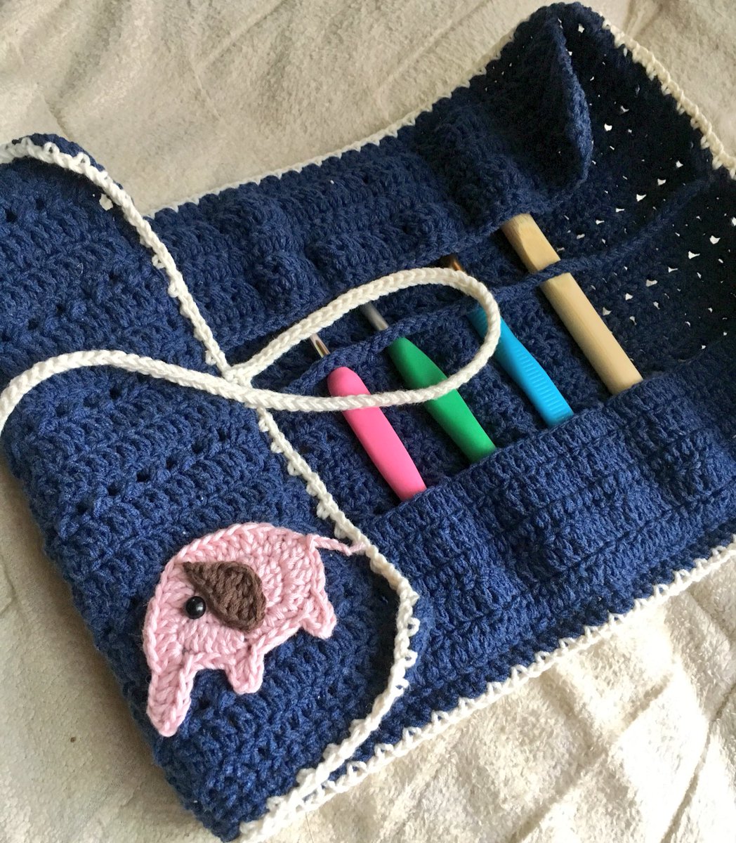 さざなみ かぎ針ケース Atelier Matiさんの編み図で作りました モチーフはmeetangさんのゾウを まだかぎ針始めたばかりですがなんとか形になってよかった 糸はzakkaストアーズのリエなので予想より大きくなっちゃいましたぁ かぎ針編み