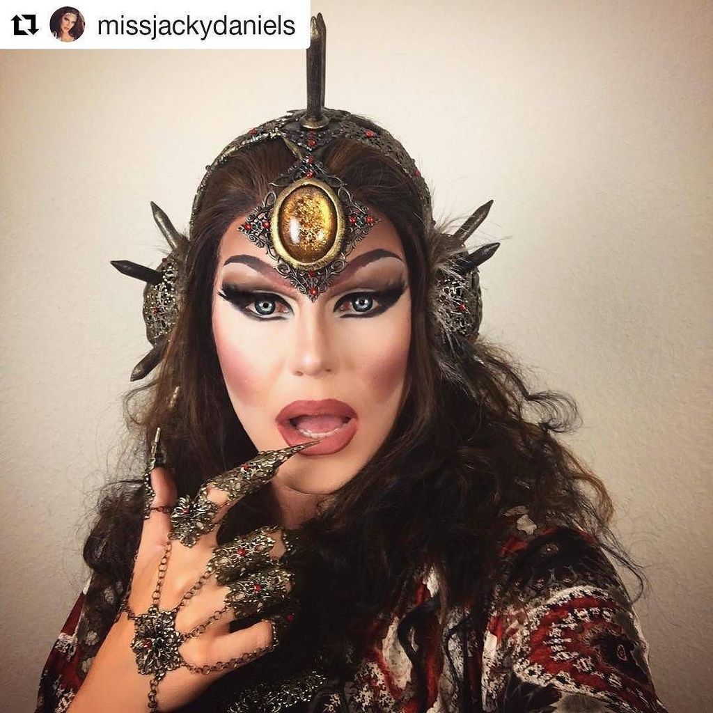 DragQueenGalore's tweet photo. #Repost @missjackydaniels (@get_repost)
・・・
Wearing my #headdress and #claws !  #goddess #warrior #beauty #dragque… https://t.co/spUOaDfTiN https://t.co/xcXRrF0IHi