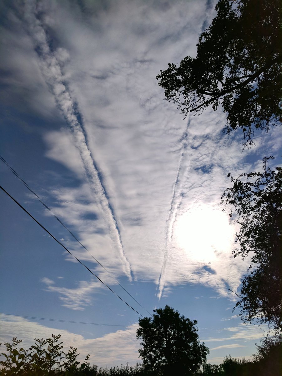 adamspink's tweet image. Interesting &apos;negative&apos; contrails this morning #cloudporn #avgeek