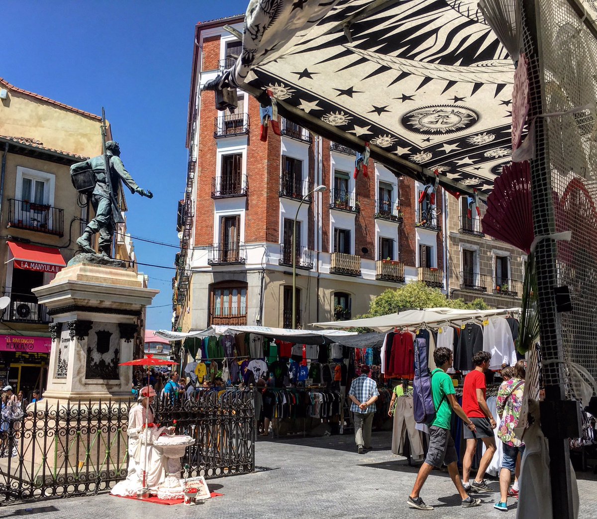 SecretosdeMadri's tweet photo. “El Rastro es muchas cosas pero, sobre todo, es el lugar al que la gente va, aunque no lo sepa, a buscar su pasado" #madrid #felizdomingo https://t.co/DLQVkwWsBq