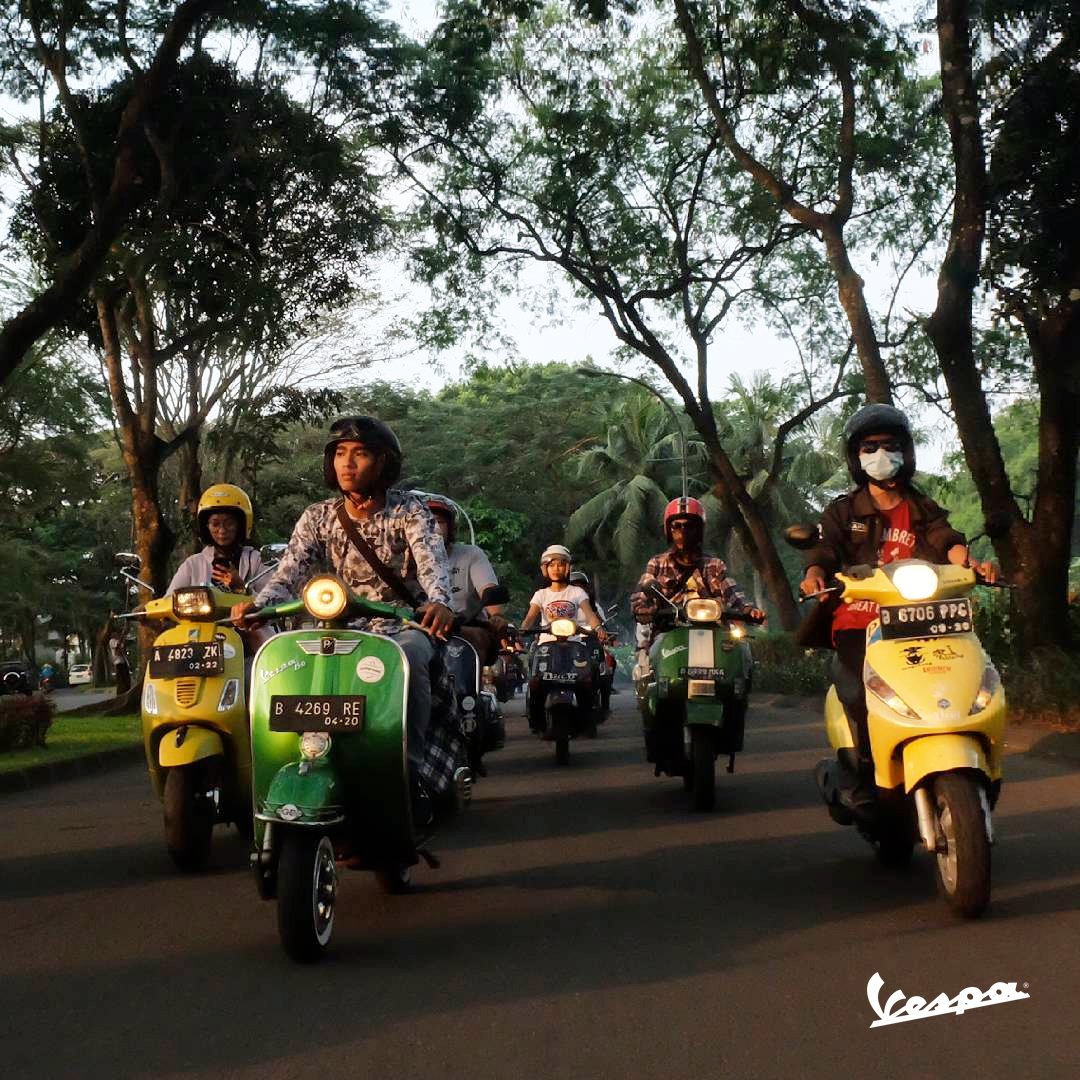 Vespa_IND's tweet photo. A community that rides together, sticks together. Sama seperti teman-teman dari IG @vas_tangbar! #ColorsOfVespa #Vespawesome #VespaIndonesia https://t.co/G2ZdTCs2bf