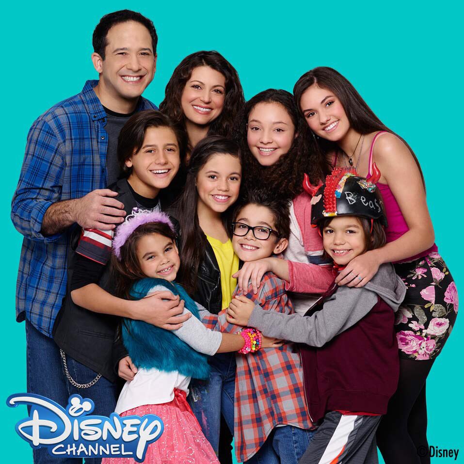 ディズニー チャンネル スターズ 公式 今日8月27日は ハーレーはド真ん中 7人キョーダイの末っ子で したたかでワイルドなダフネを演じる アリアナ グリーンブラットの10歳の誕生日 Happy Birthday