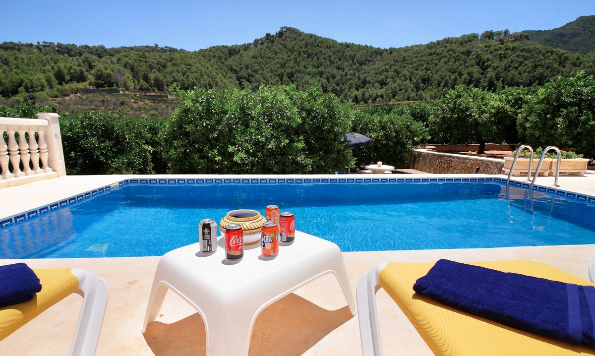 CasaSansofi's tweet photo. ¿Apetece un refresco en este entorno? #cervezaturia #cocacola #piscina #turismorural #sansofi https://t.co/VRKhibQc3N
