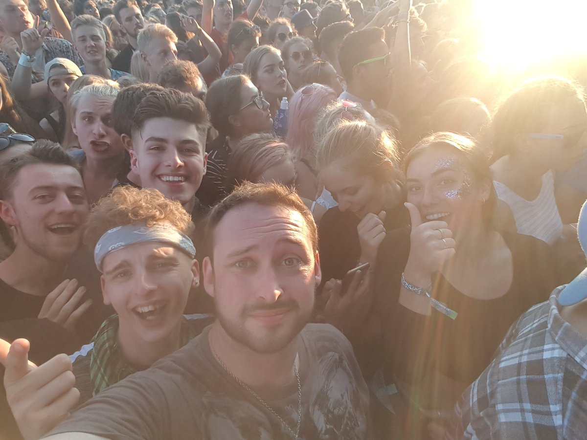 Stavske's tweet photo. How great was main stage last night #RandL17 #newfriends #leedsfestival https://t.co/8RvrZBAQjN