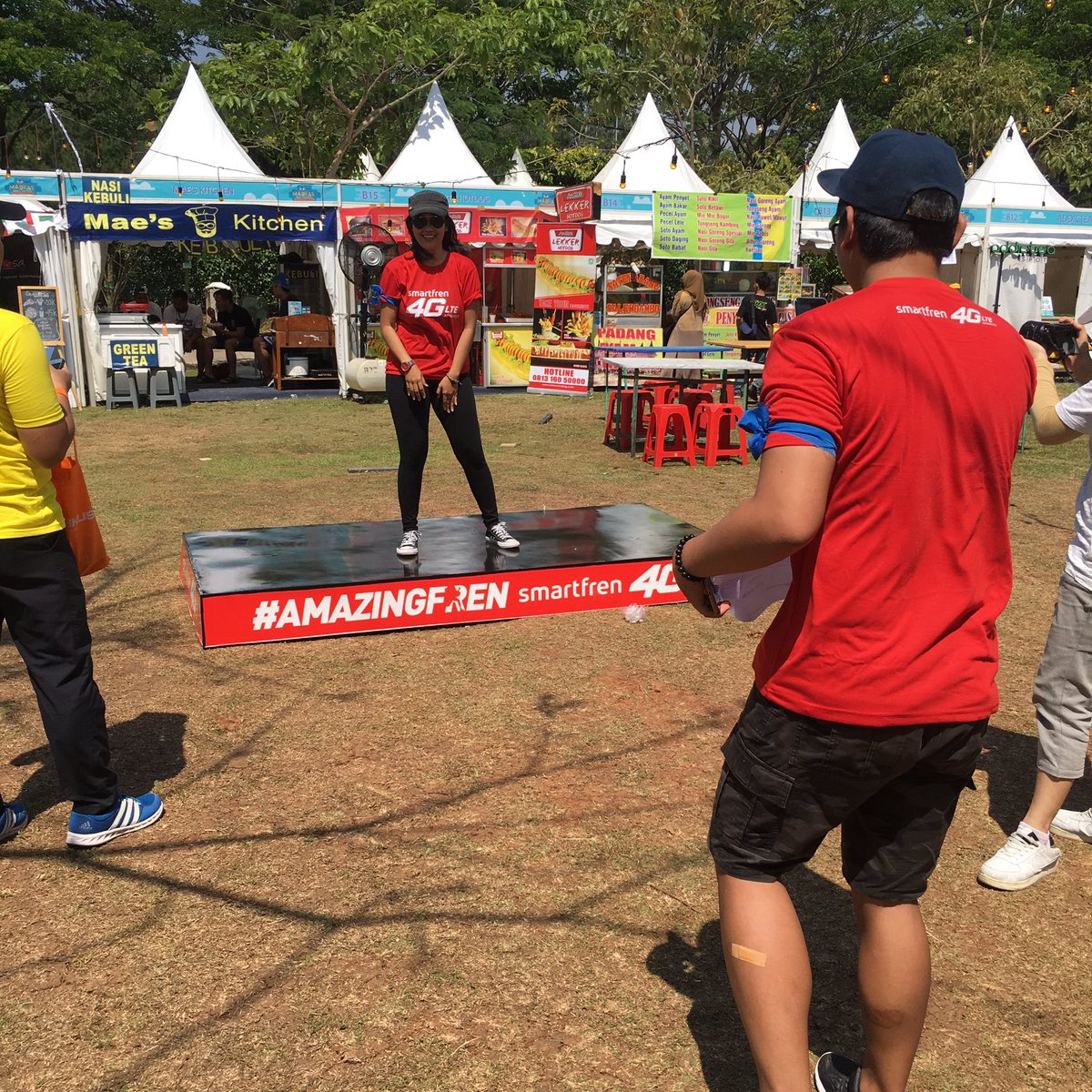 smartfrenworld's tweet photo. Tantangan #AmazingFren berikutnya, adu bakat di Lokasi Foodcourt #MARKAS2017 liat keseruan mereka yuk di Instagram. #BaruTahuKan https://t.co/5ng6UuXrTQ