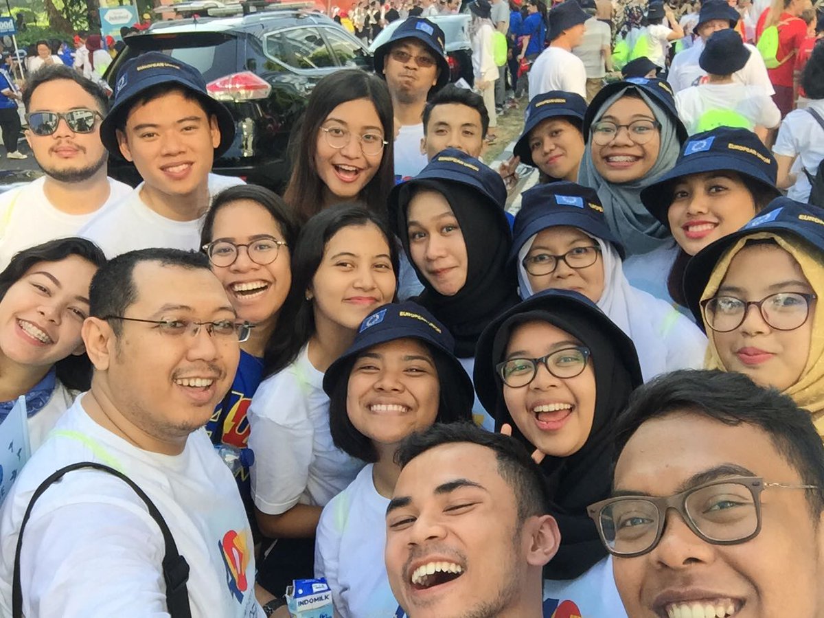 SHAREscholar's tweet photo. European Union SHARE Squad join together in the ASEAN 50 Parade #asean50parade #EUSHARE #makeaseanyourfuture https://t.co/aM1R7DL3RB