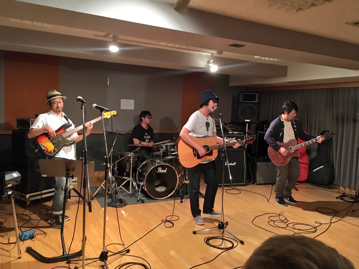 Osm Da大阪スクールオブミュージック専門学校 大阪ダンス アクターズ専門学校 Osm軽音部の夏休み最終日ライブがはじまりました オープニングを飾るのは森山公一 The Sokai 講師の先生のバンドです みんな釘付けです Osm軽音部 森山公一