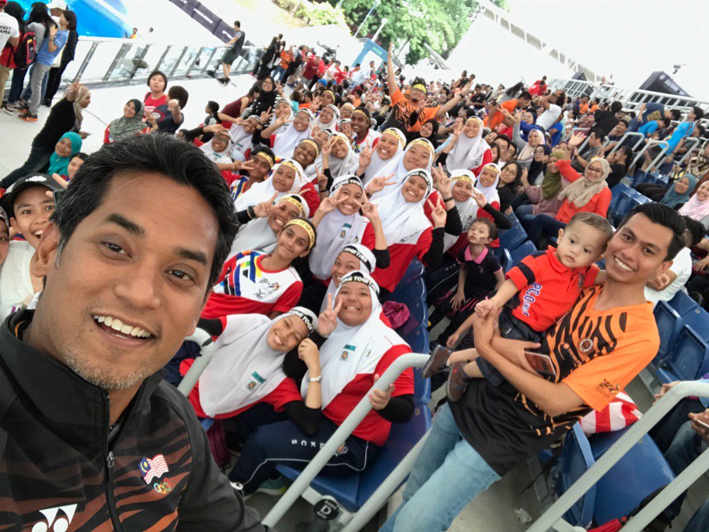 mohdfaizanalias's tweet photo. Ramai yang kata mamat#DarkTall @Khairykj gila #Selpie,Tapi aku tengok, #Selpie yang gila kat dia,aku gerenti,kau jumpa dia, mesti kau selpie https://t.co/orcO49Z8M2