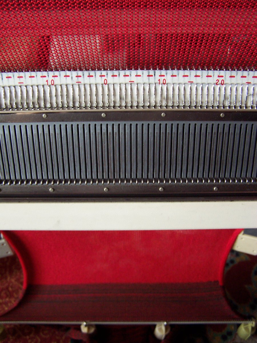 dandelionwinemp's tweet photo. and a kind of a Christmas scarf (quite time, innit?) )))
#machineknitting #knitting_machine #yarn #christmas https://t.co/rcjdqgPZQr