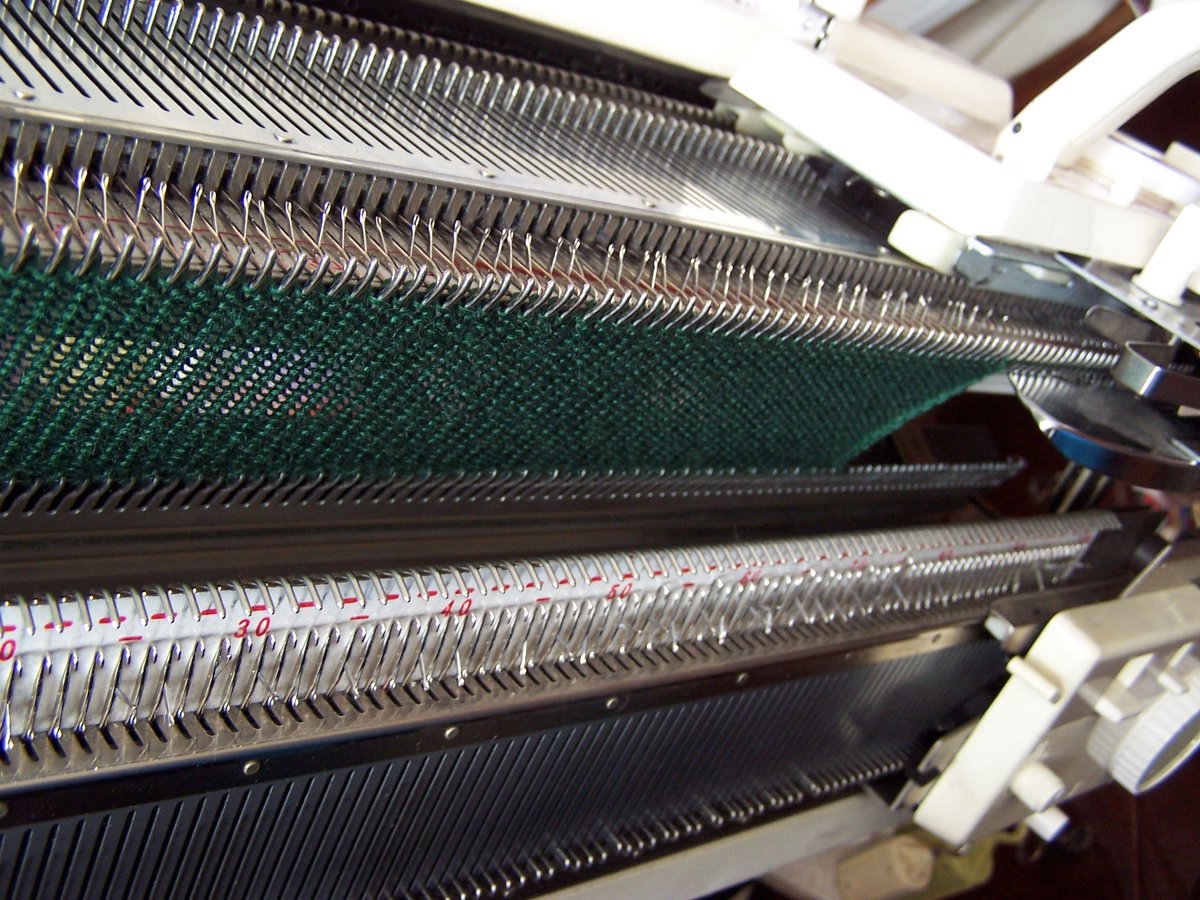 dandelionwinemp's tweet photo. and a kind of a Christmas scarf (quite time, innit?) )))
#machineknitting #knitting_machine #yarn #christmas https://t.co/rcjdqgPZQr